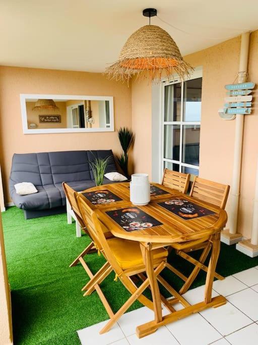 Cadre D'Exception: Panoramic Sea View Apartment in Saint-Raphael Exterior photo