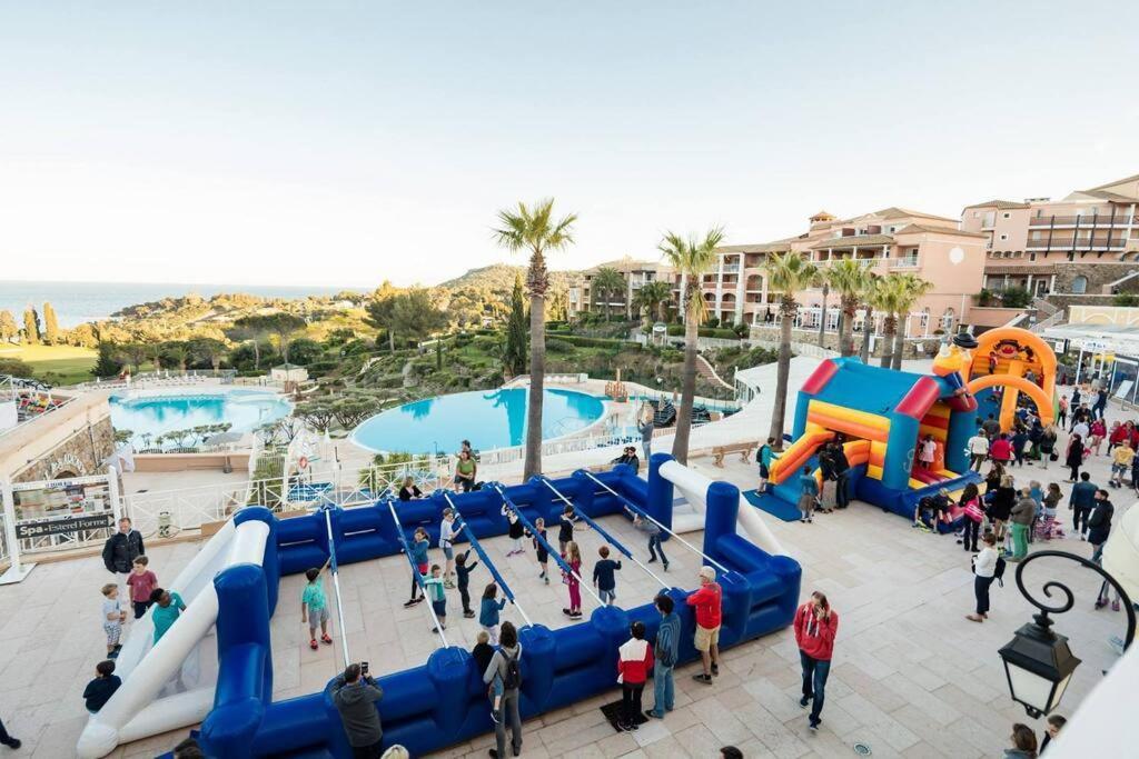 Cadre D'Exception: Panoramic Sea View Apartment in Saint-Raphael Exterior photo
