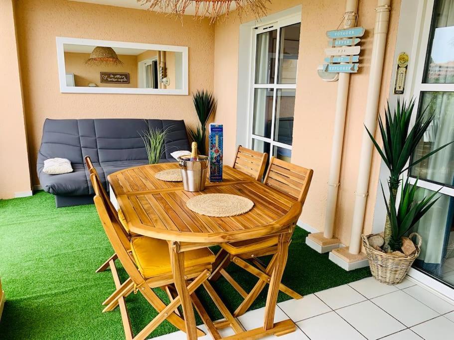Cadre D'Exception: Panoramic Sea View Apartment in Saint-Raphael Exterior photo