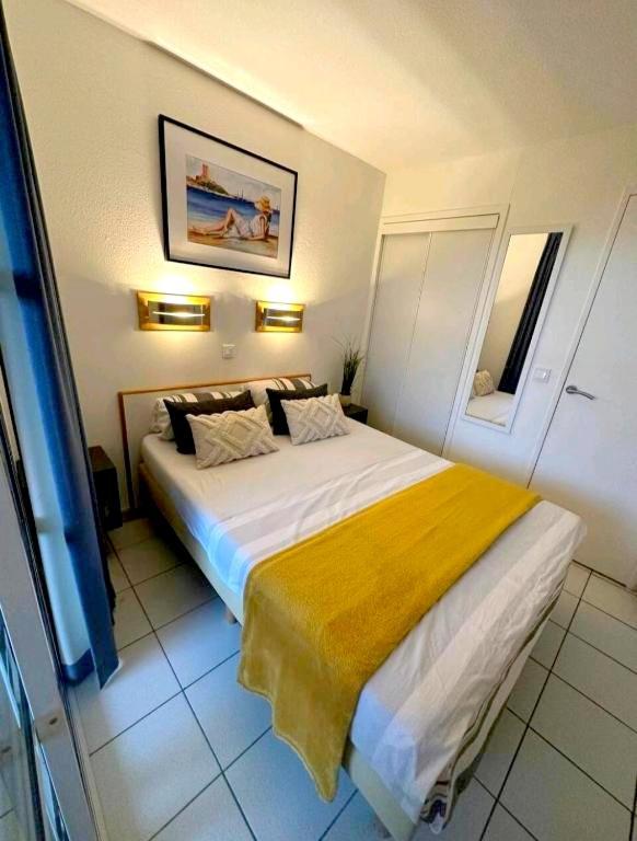 Cadre D'Exception: Panoramic Sea View Apartment in Saint-Raphael Exterior photo