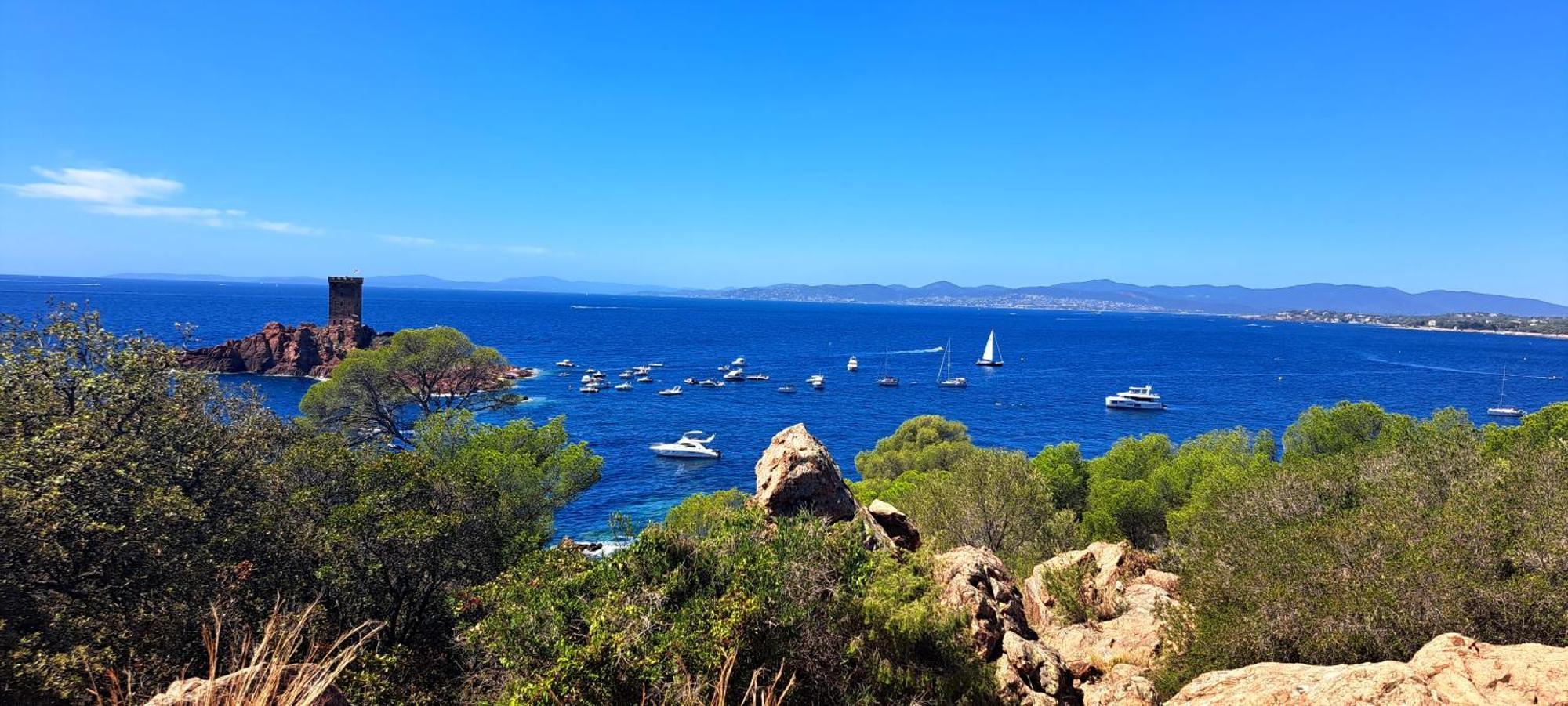 Cadre D'Exception: Panoramic Sea View Apartment in Saint-Raphael Exterior photo
