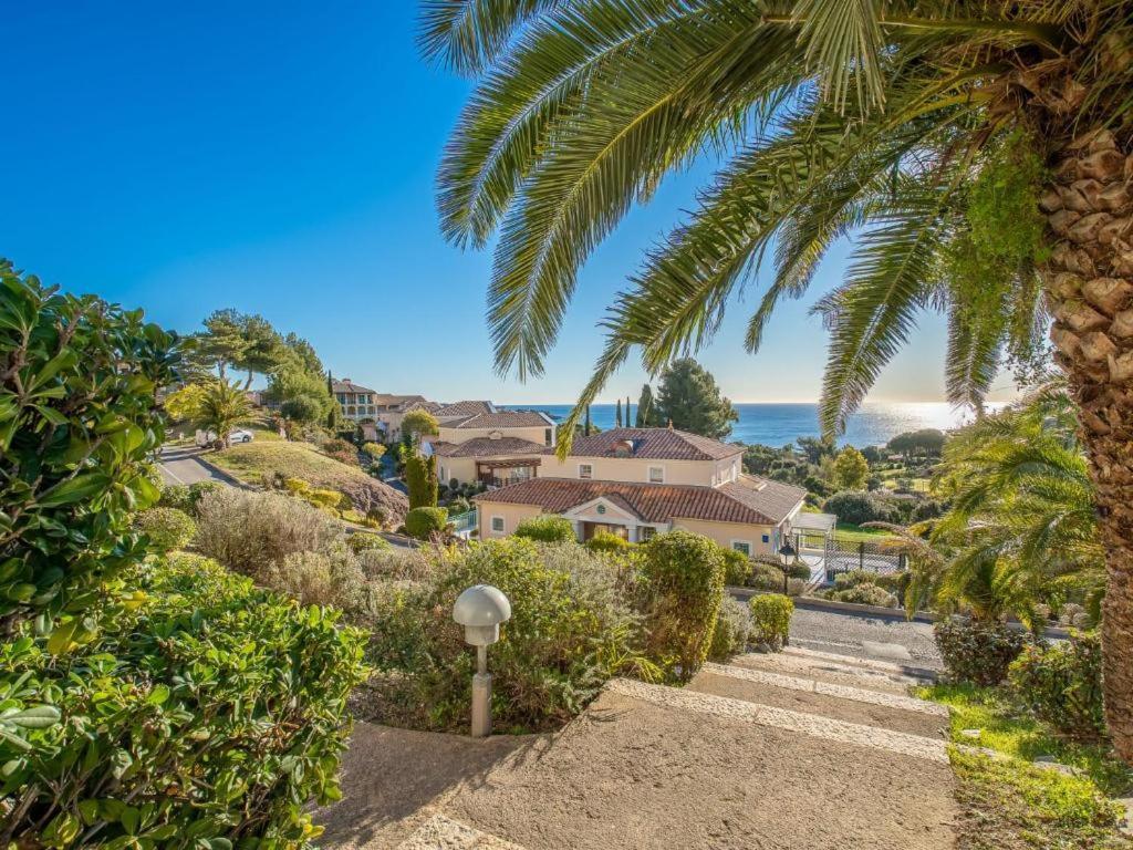 Cadre D'Exception: Panoramic Sea View Apartment in Saint-Raphael Exterior photo